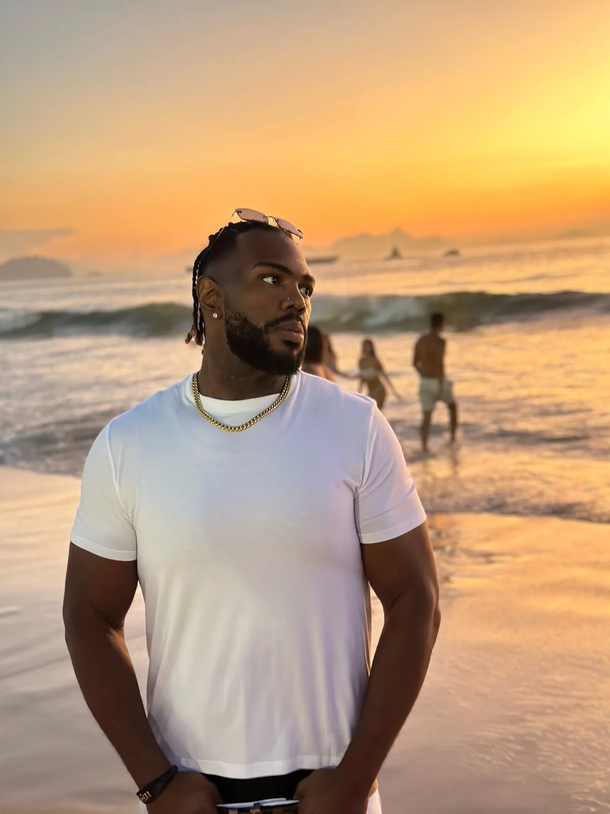 Amigos vestidos de branco na praia no Rio celebrando o Ano-Novo