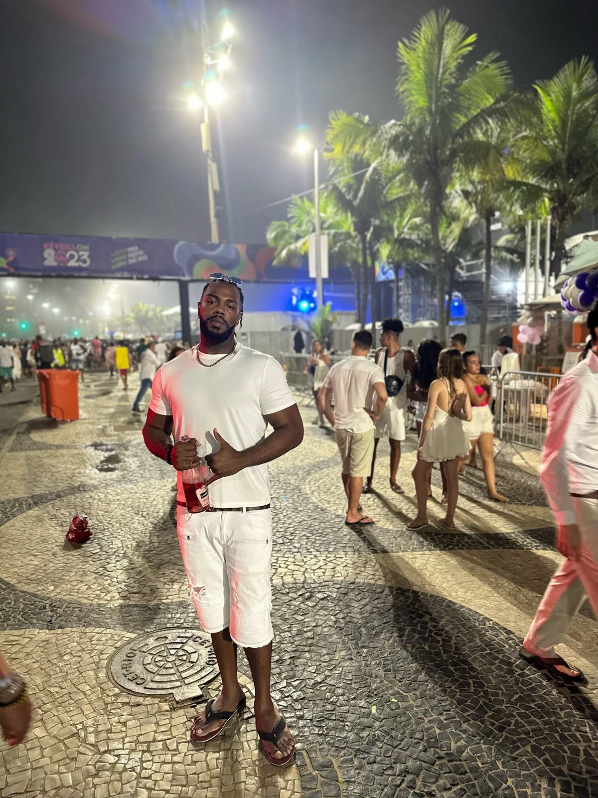 Praia de Copacabana lotada de gente de branco na noite de Ano-Novo no Rio de Janeiro