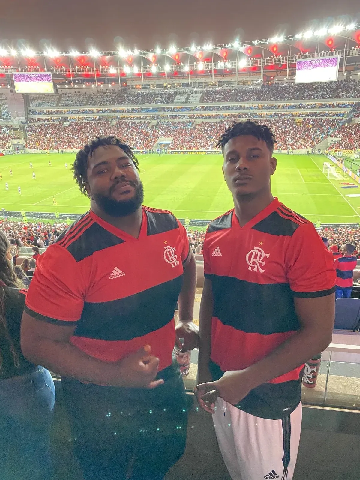 Dois viajantes com a camisa do Flamengo na arquibancada do Maracanã